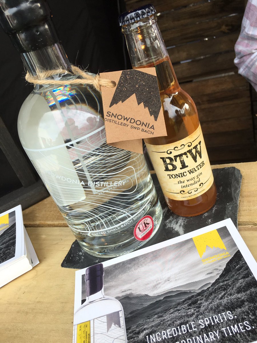 bethtalwrn's tweet photo. Lovely afternoon in @beaufoodfest with a #perfectG&T from @SnowdoniaDistil #anglesey #beaumaris #foodfestival #gin https://t.co/0ldmBkexBn