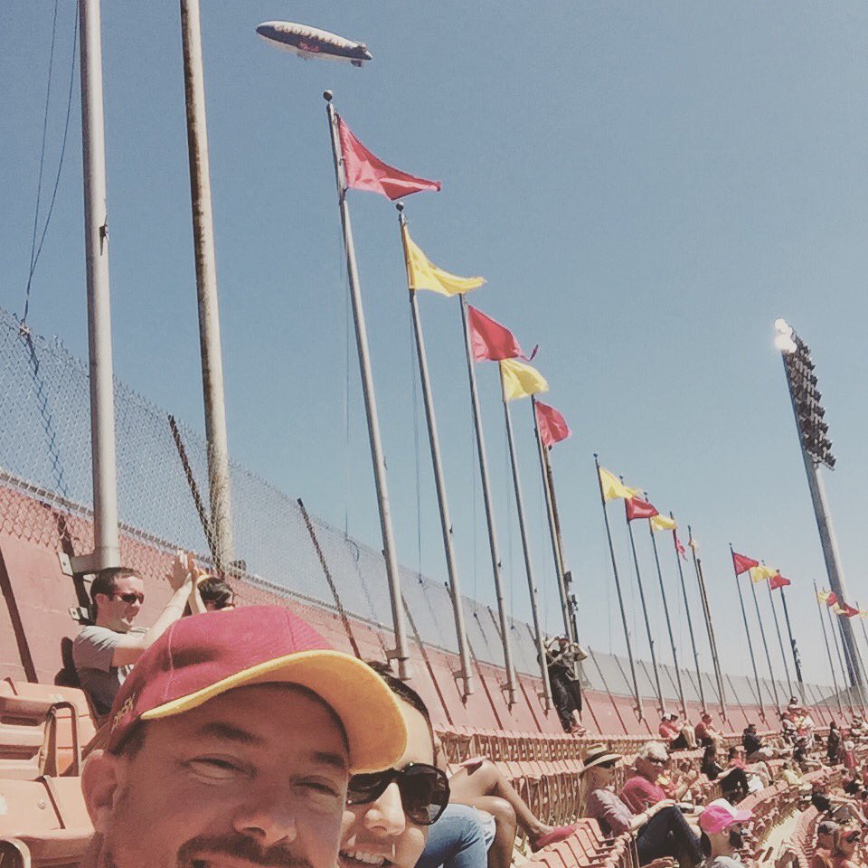 LukeRuns13's tweet photo. #BlimpSelfie #Blimpworthy @GoodyearBlimp #USC #WeRunTheCity5k https://t.co/7246is4hHw