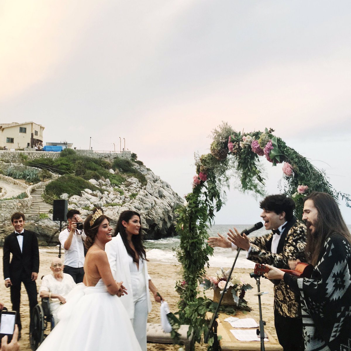 SergiPedrero's tweet photo. Vivan las novias! 👭🎉👰🏻👰🏻💖 #DulceWedding
Vais a llorar con mis Snaps, como todos hemos hecho en directo :__) https://t.co/SQIBlJ4ExA