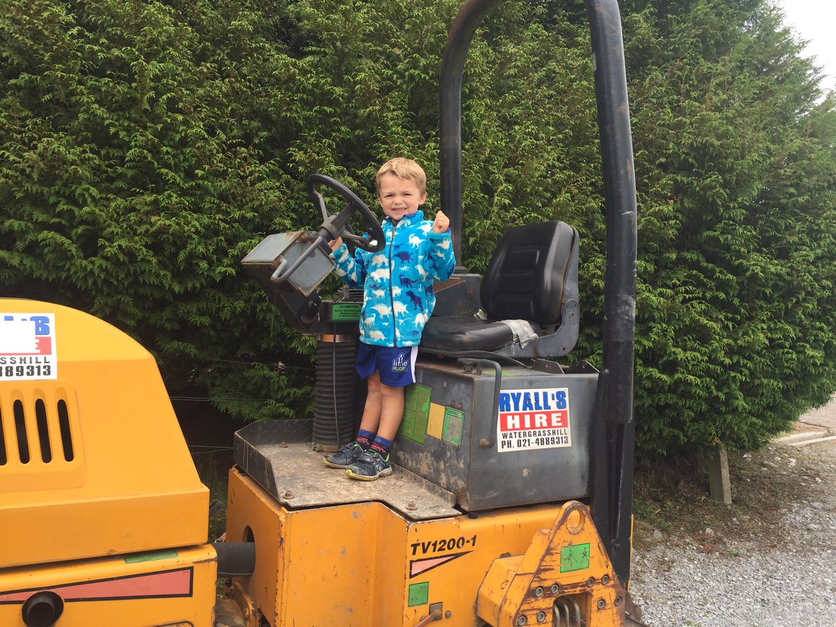kyliebasnett's tweet photo. No matter where we go, we always find a bit of daddy #ryalls #lovefamily https://t.co/HPtA0rgoSE