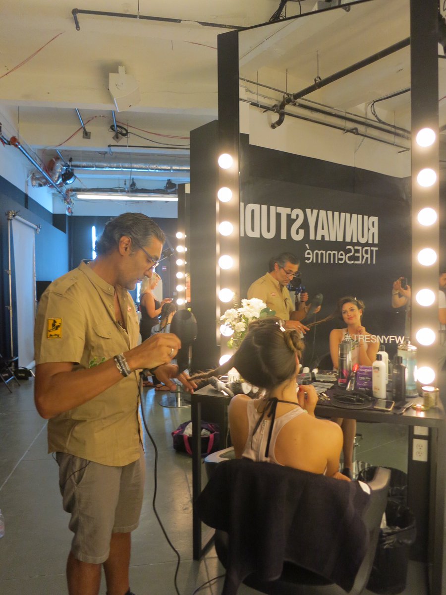 AguCasanova's tweet photo. En sus manos @diegoimpa @TRESemmeARG #TRESemmeEnNYFW #RunwayStudio https://t.co/YvaJtzywvb