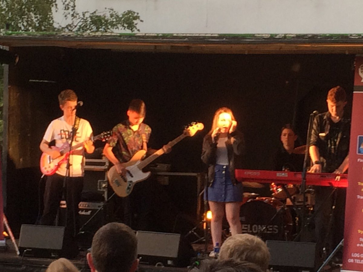Hozier's tweet photo. Was lovely to meet folks down at #newtownparkfest earlier! Great to see young local talent keepin her lit. #thefeuds https://t.co/qjqiiSiToR
