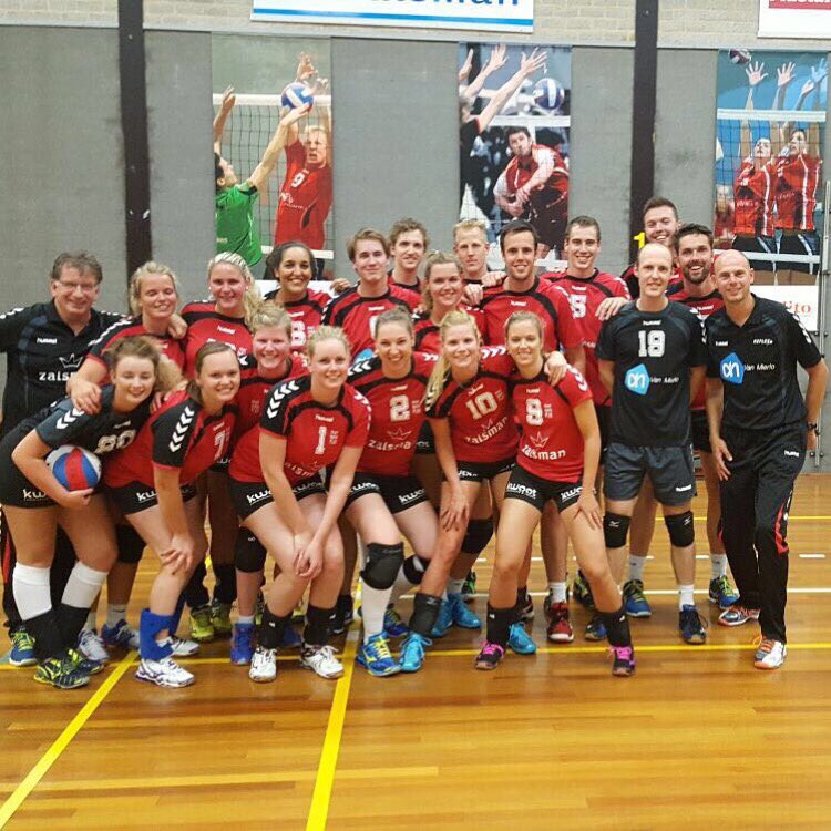 Gezamenlijke groepsfoto van Dames 1 en Heren 1!