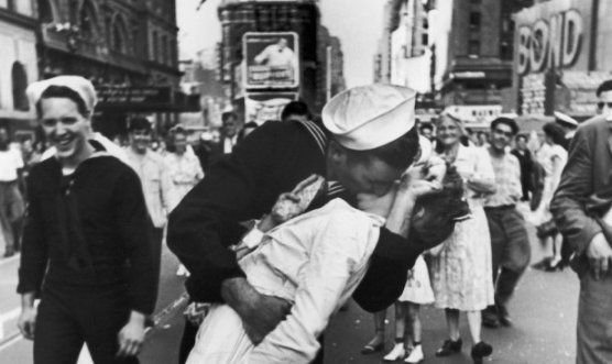 BuzzFeed's tweet photo. Greta Friedman, nurse in the iconic WWII Times Square kissing photo, has died https://t.co/4FRW7h2AtV https://t.co/j6DGK8t731