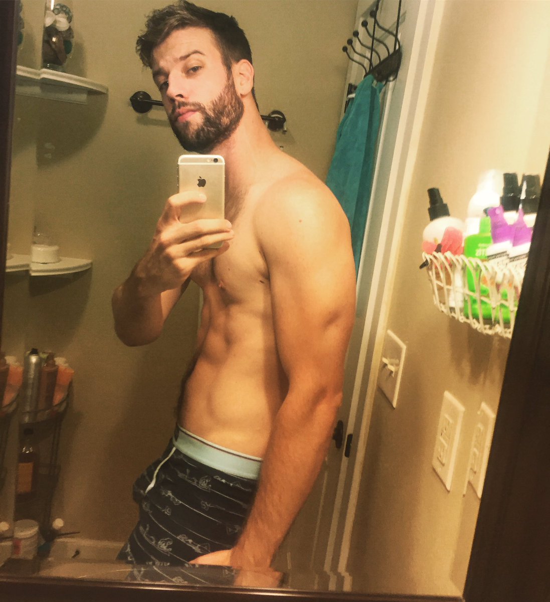THBreak's tweet photo. Happy #swull Saturday! Gettin that obsessive gym life๐๐ https://t.co/jqtxW5dUgU