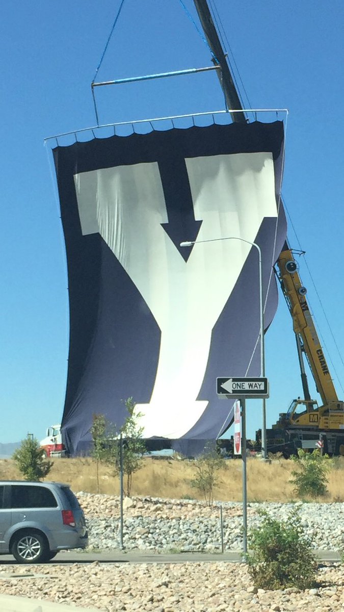 DKaulana's tweet photo. That's a BIG flag! #GoCougs https://t.co/bLWnq8JdCL