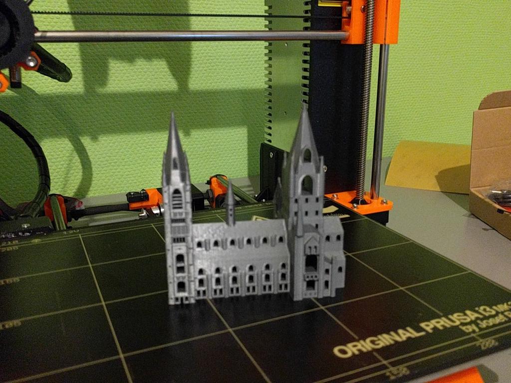 X0ius's tweet photo. First print of my new 3d printing project: Hogwarts! @josefprusa #3dprinting #HarryPotter https://t.co/NUJSOiXAdb