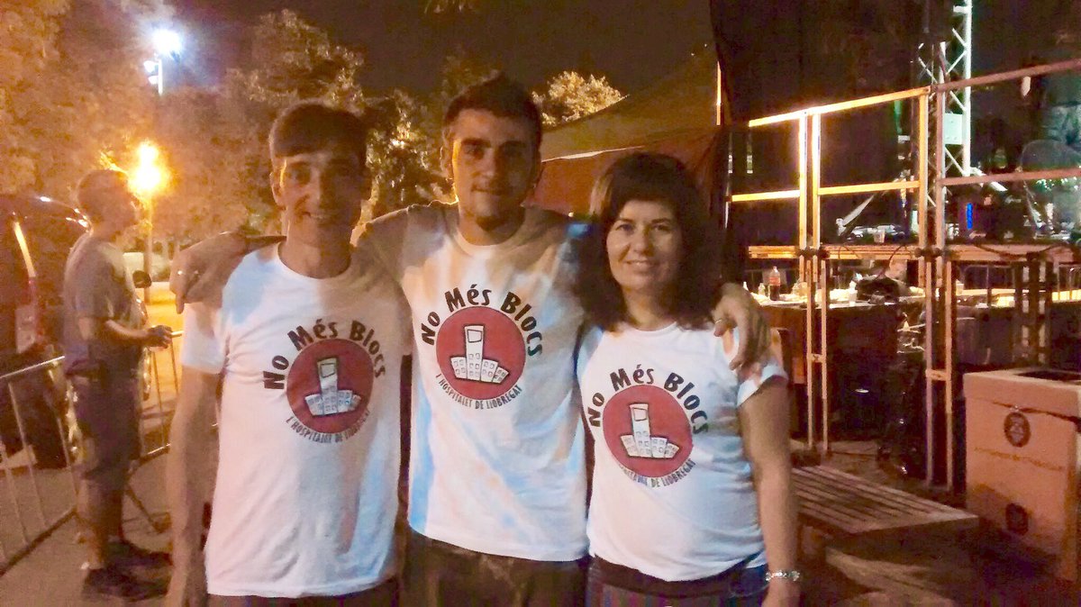 La lluita de No més blocs als concerts de Bellvitge #Festelparc amb <a href="/LaSraTomasa/">La Sra. Tomasa</a> <a href="/NoMesBlocs/">@nomesblocs.bsky.social</a>