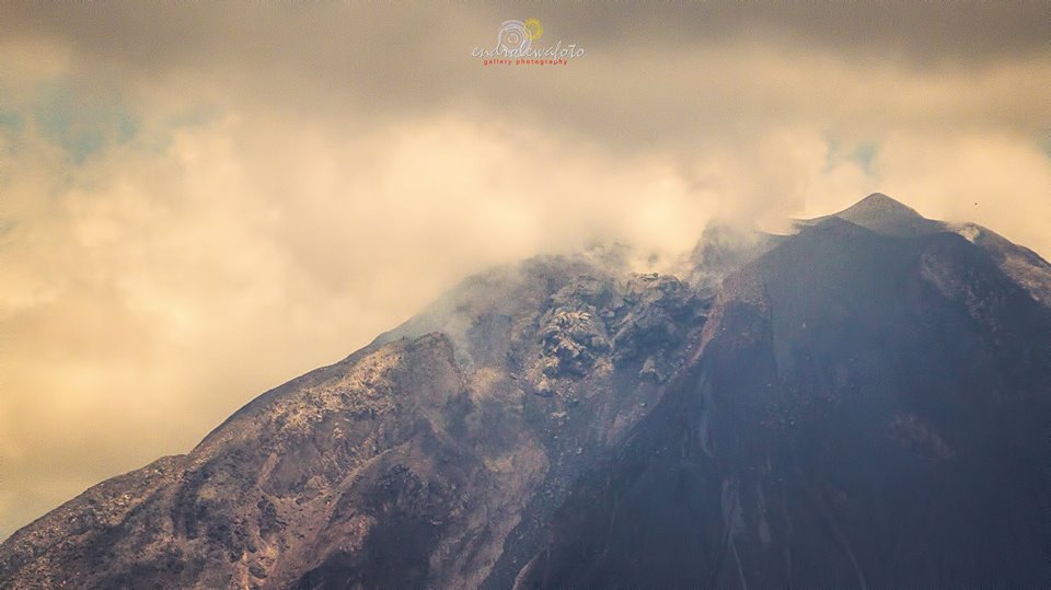 VolcanoJeannie's tweet photo. #Sinabun(g) #Indonesia 10 SEPTEMBER 12:49 & 1:54PM lava dome growth By #EndroLewa
@vulkanologi_mbg @BeidarSinabung https://t.co/gIkeJAAx15