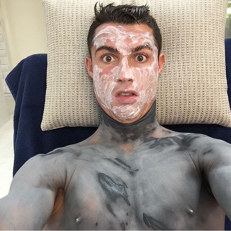 TheCristianoFan's tweet photo. Cristiano Ronaldo checking the Barcelona score like... https://t.co/g8feR8RfS8