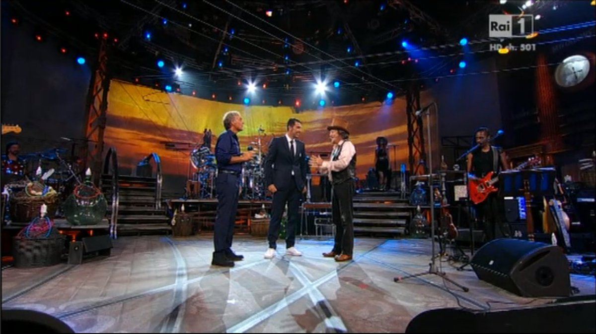 RaiUno's tweet photo. Sfida: @ZuccheroSugar ce la farà a migliorare @gianluigibuffon nel canto❓❕ 😃
#Zucchero #Rai1 https://t.co/0rJ4QLcrNj