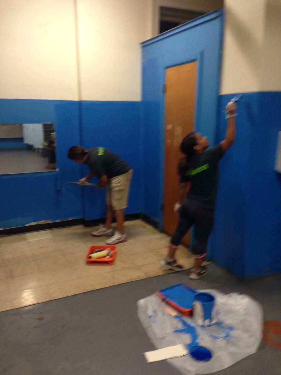 ColsCitySchools's tweet photo. West Broad Elementary School Cleanup! Thanks to @Huntington_Bank and all the volunteers! #CVC2016 #SpiritOfCCS https://t.co/2eNgccHNOr