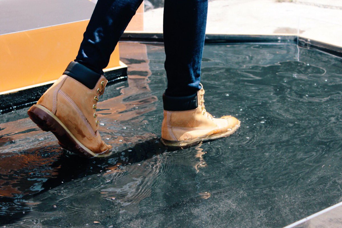 Timberland_MX's tweet photo. Prueba de fuerza y resistencia superada en #blackopen. Ahora probemos la repelencia al agua. #RutaTimberland https://t.co/zwOF6gFBis