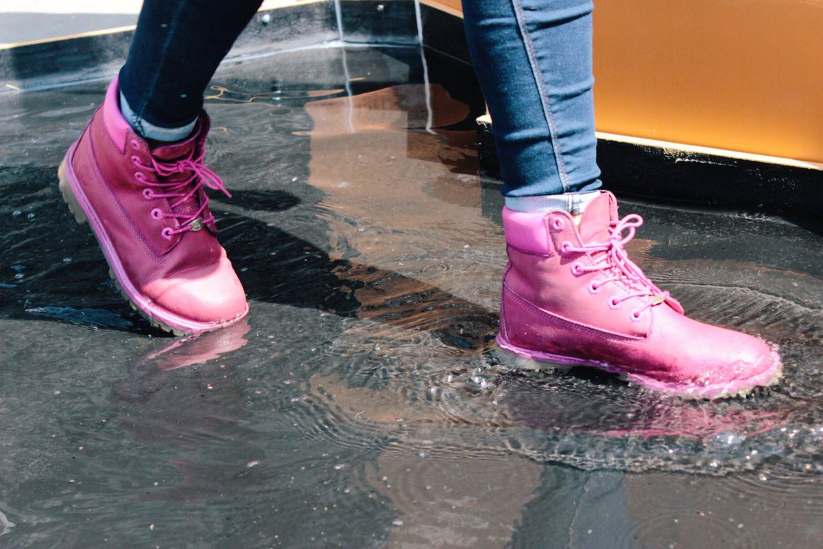 Timberland_MX's tweet photo. Prueba de fuerza y resistencia superada en #blackopen. Ahora probemos la repelencia al agua. #RutaTimberland https://t.co/zwOF6gFBis