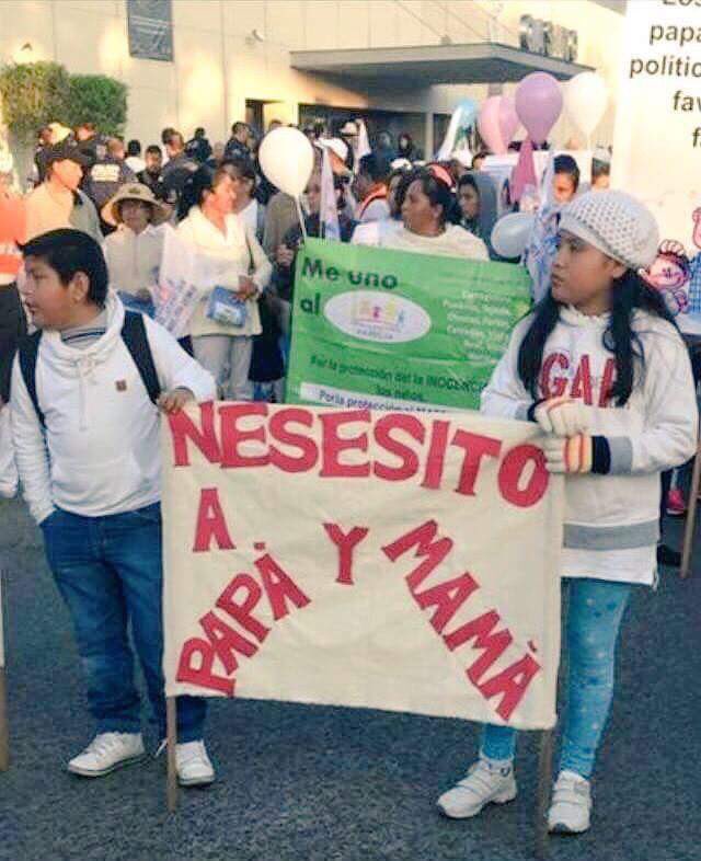BarbieHarp's tweet photo. Mejor marchen para recibir clases de ortografía #MarchaPorLaFamilia https://t.co/77L0swa2Qn