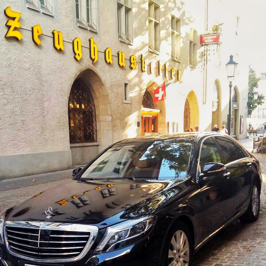 kuhnrobert's tweet photo. #VIP Shuttle zum #Zeughauskeller #Zürich mit neuster #SKlasse #2016. #Kiwilimo https://t.co/4DW0gxc2Fk