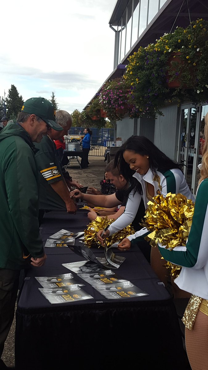 northlands_park's tweet photo. .@EdmontonEsks Alumni signing Autographs at Park & Party! #Npark16 https://t.co/wEiiMgTGHl