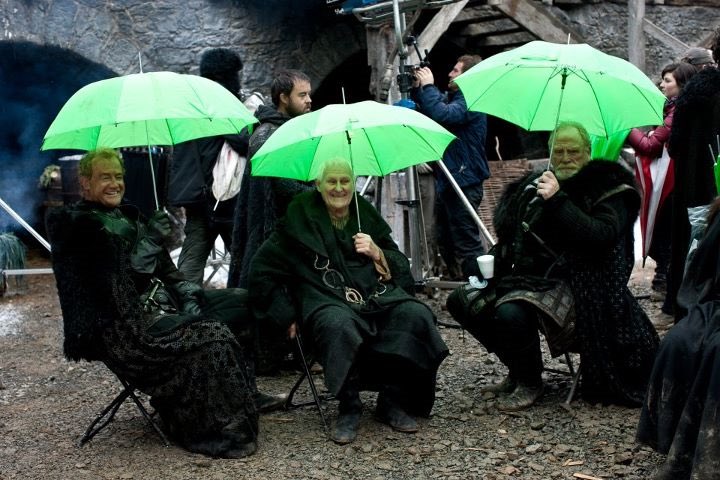 BehindthSceneFR's tweet photo. Sur le tournage des anciennes saisons de Game of Thrones : https://t.co/hjYveikwyD