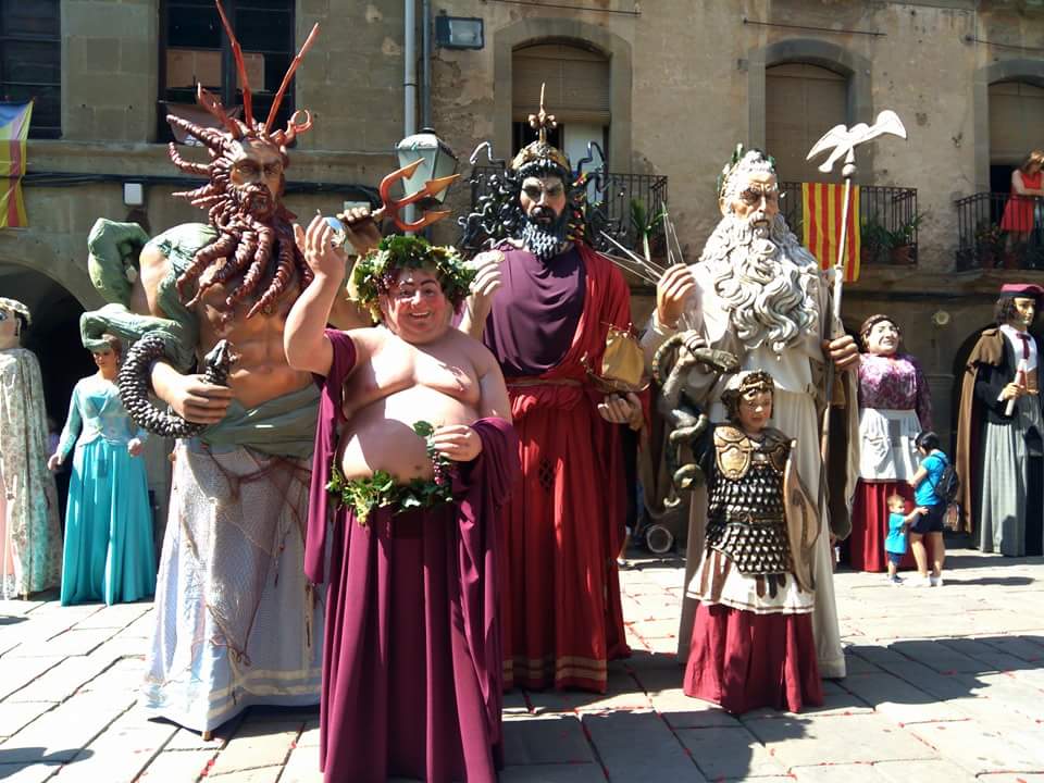 Matí geganter a Guissona i foto de "cosins-germans". #dracdor #gegants #deus #guissona #hospitalet #Olimpo