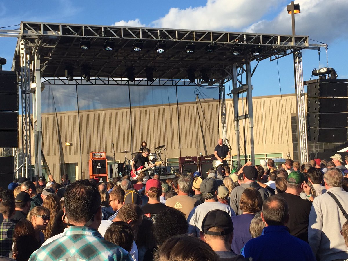 derekjjohnson's tweet photo. My man @bobmouldmusic rockin' young and old @summitbeer #BackyardBash2016 https://t.co/VTN6tAH7GT