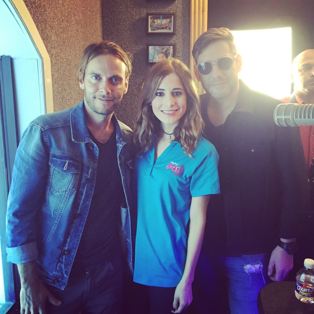 JoannaWakeUp's tweet photo. Mercurio y Magneto esta tarde en la cabina de @digital949! https://t.co/zXqs3JaRJp