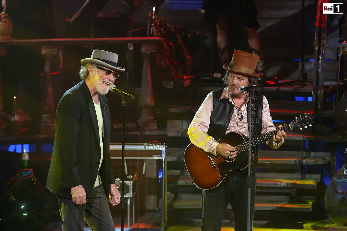 RaiUno's tweet photo. “Pioggia sarò e pioggia tu sarai, i miei occhi si chiariranno e fioriranno i nevaii" 🎤
#Zucchero #Rai1 @RaiRadio2 https://t.co/foe305cpzI