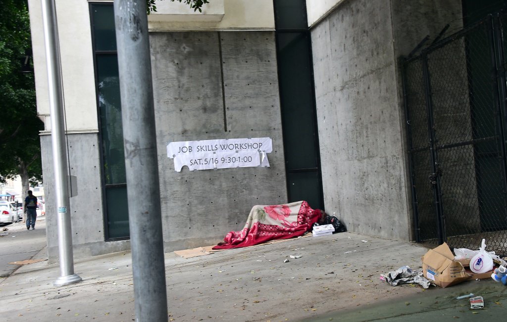 KPCC's tweet photo. LA County's goal: House 100 homeless youth in the next 100 days https://t.co/7mN7bKSzqD https://t.co/Vf6U1UvsMc