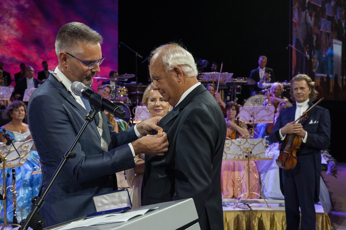 Uitreiking Koninklijke Onderscheiding door burgemeester Frans de Lange aan Evert van de Poll bit.ly/2cfyPxj