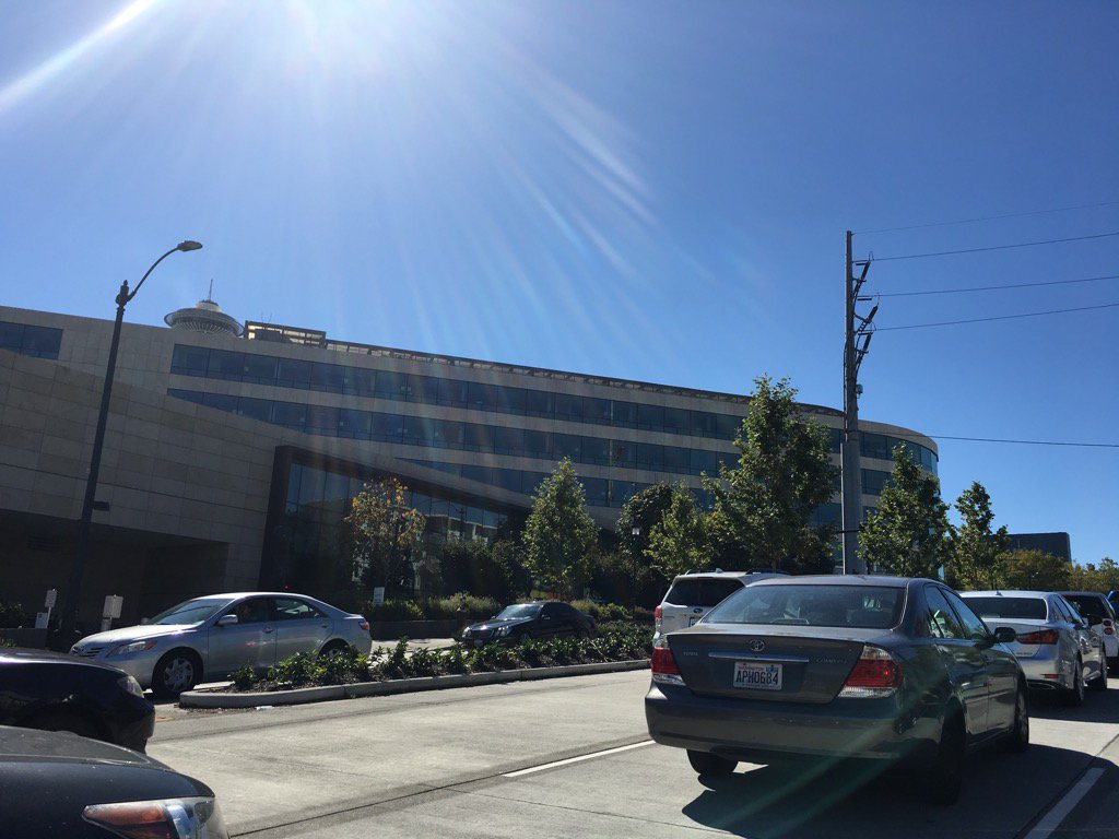 LauraCatPJs's tweet photo. #TypicalSeattle The Gates foundation has an eco roof covered in grass to produce oxygen. https://t.co/JLJaSIqSQo