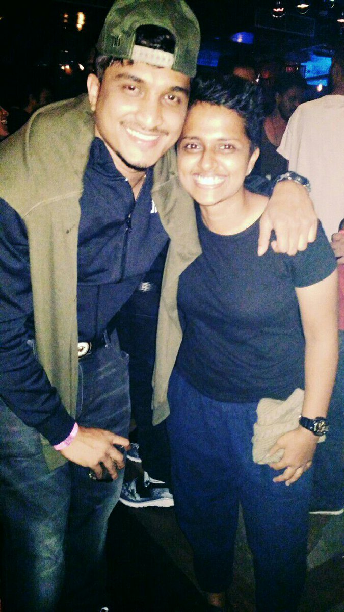 sijumathew94's tweet photo. Met this beautiful &amp; talented man, my day couldn't end better. My frozen moment meeting one &amp; only @VivianDivine 😍 https://t.co/NP3PPvhDvq