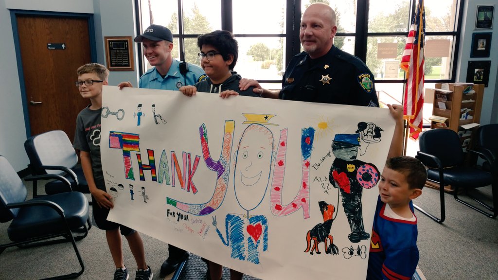 scottaustgen's tweet photo. Via Faith Lutheran (Aurora), my boys, a friend, + I delivered goodies & thanks to @oswegopolice #CompassionWeekend https://t.co/eoizVKn0jL