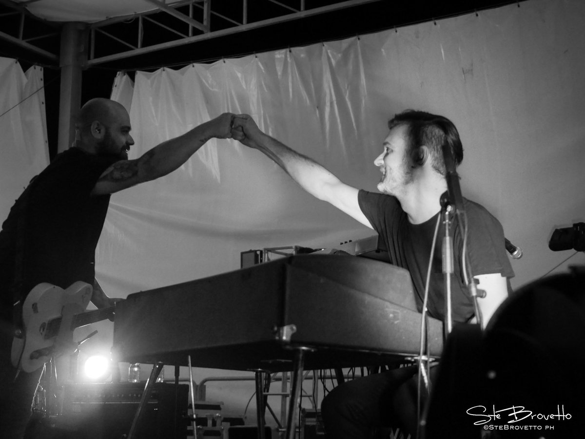 SteBrovettoPh's tweet photo. L'incontro di due artisti: ho fatto un viaggio con te.. @ZibbaOfficial ed @andro_id_ onstage a #Varazze! #Universo https://t.co/GExu6QhjDi