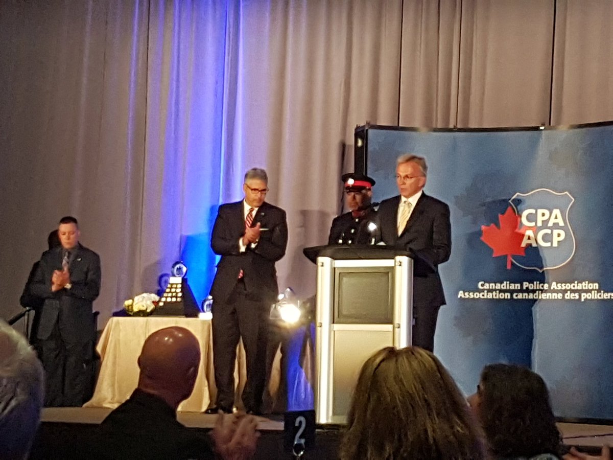 PoliceAssocON's tweet photo. Cst Stump receives Minister of Justice Award for Youth Involvement @PoliceAssocON @BruceChapman924 @michaelgendron https://t.co/4RultVDrid