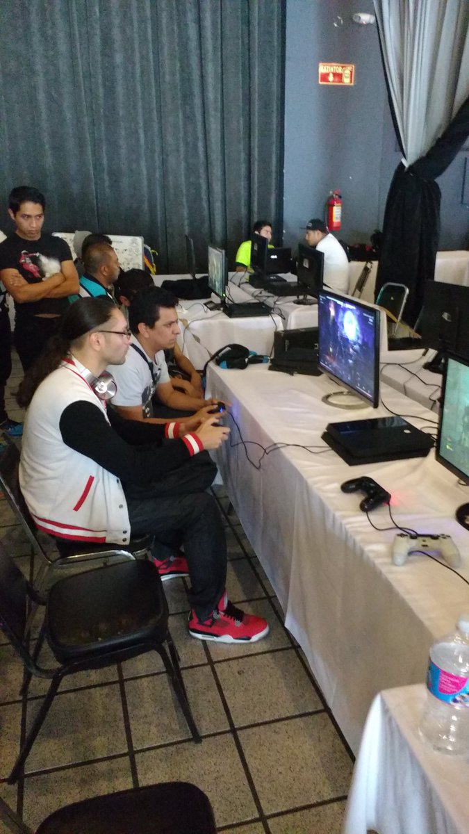 DisastroGames's tweet photo. Chris G estuvo en México para @batalladegamer y aquí hay algunas imágenes https://t.co/ecVdyEbI1l