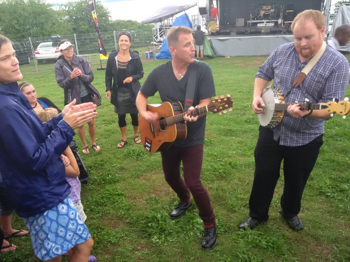 BasedOnWonder's tweet image. Rain on stage kept the power off, so #SeanMcCann unplugged &amp;amp; played here for 50 mins #CelticKitchenParty #Kingston