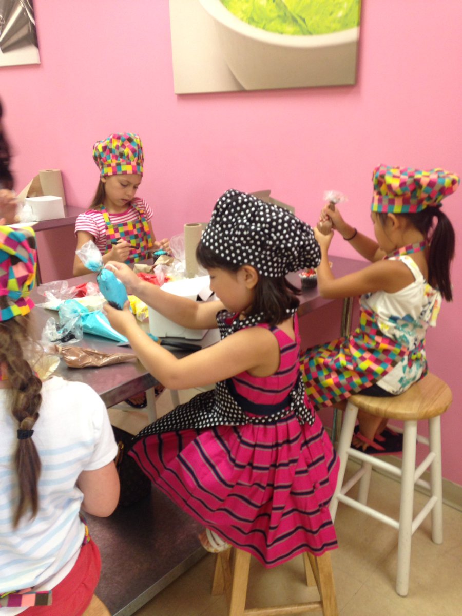 whiteflowercake's tweet photo. Super cute cupcake decorating party today!! https://t.co/haOPKbmqCR