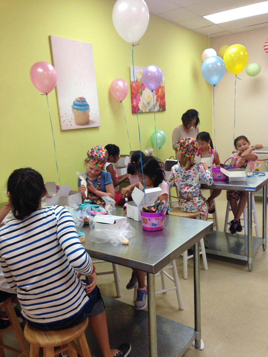 whiteflowercake's tweet photo. Super cute cupcake decorating party today!! https://t.co/haOPKbmqCR
