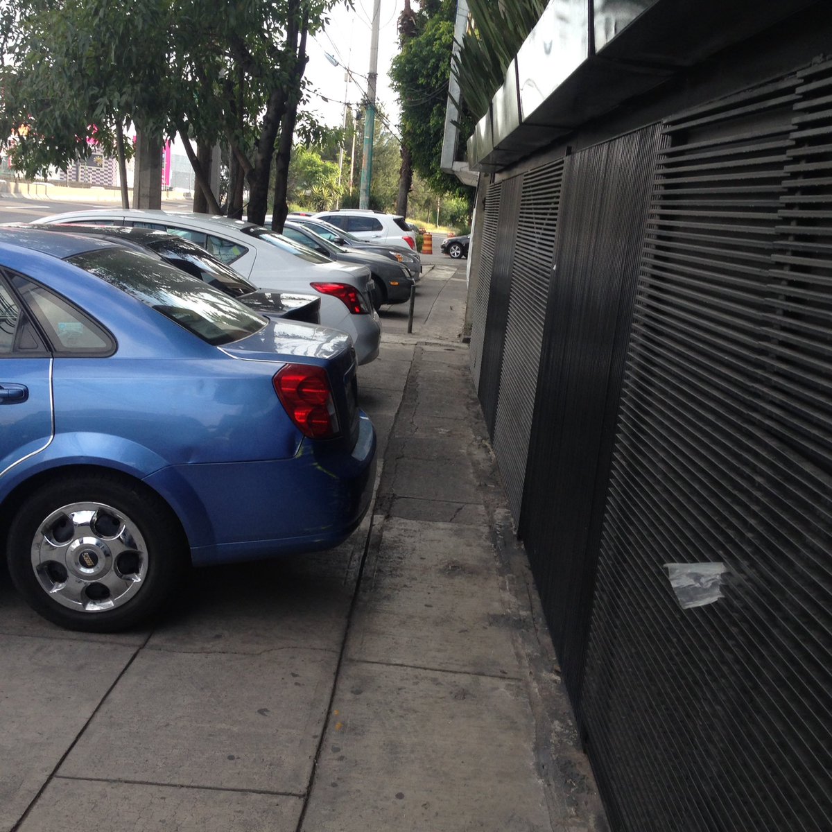 Rodrigo 🇲🇽 (@rodms) on Twitter photo <a href="/EntreFuegos_mx/">Entre Fuegos</a> @EstiloMexico sólo faltó "detalle" que estacionan los coches en banqueta de Periférico #PorAhiPasas <a href="/EntreFuegos_mx/">Entre Fuegos</a> @EstiloMexico sólo faltó "detalle" que estacionan los coches en banqueta de Periférico #PorAhiPasas