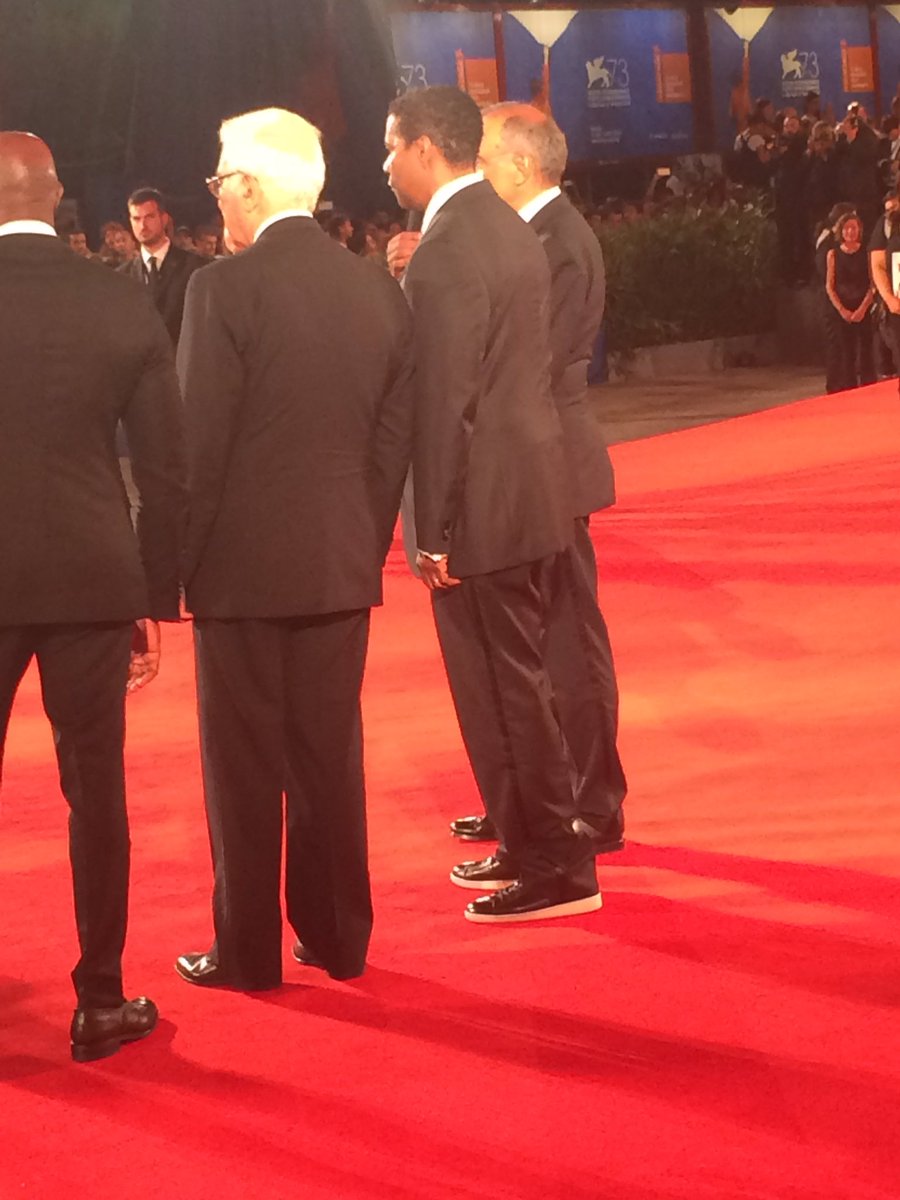 #Venezia73 Denzel Washington accorcia il pantalone please