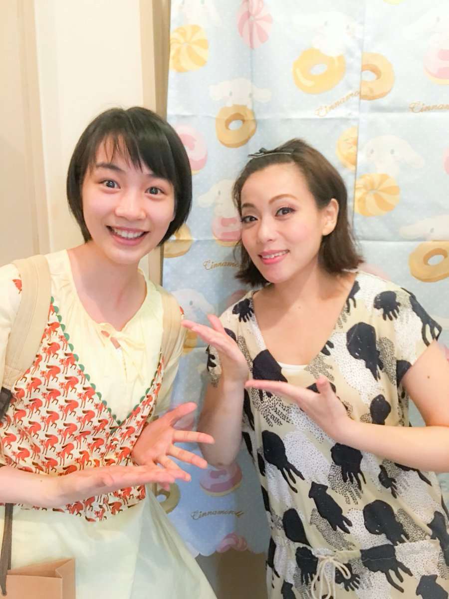 Blanche M09 新谷真弓さんも別のおさしん 1枚目 をアップしてくれてたのですね のんちゃんの表情の違いを比べてみると楽しいです T Co Chi2qfdrsu のん 能年玲奈 新谷真弓 この世界の片隅に