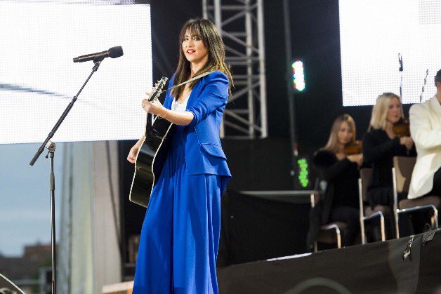 KTTunstall's tweet photo. Incredible night in Glasgow - the @BBCRadioScot Proms with the @BBCSSO And thx @Hebestudio for the beaut suit 🔥💙💋 https://t.co/jrCHvY13lm