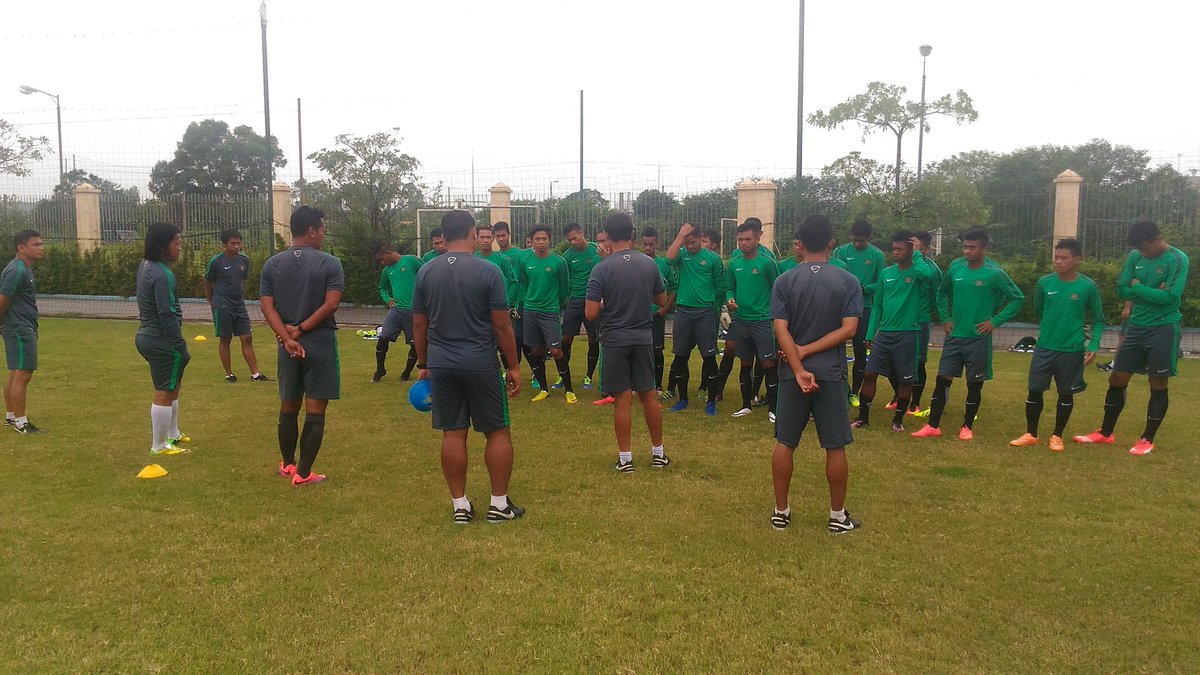 PSSI's tweet photo. Latihan pagi ini Timnas U-19 di Lapangan ACB Phuong Dong, Hanoi #GarudaMuda #AFFU19Championship2016 https://t.co/2XmVzRuyPv