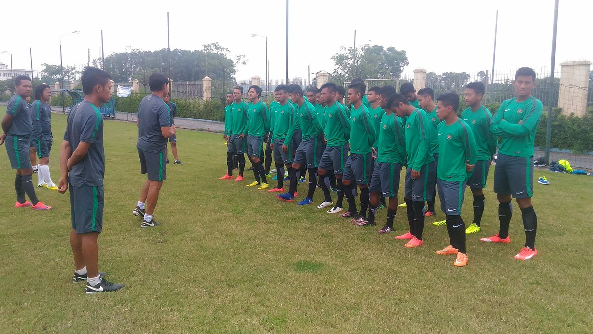 PSSI's tweet photo. Latihan pagi ini Timnas U-19 di Lapangan ACB Phuong Dong, Hanoi #GarudaMuda #AFFU19Championship2016 https://t.co/2XmVzRuyPv