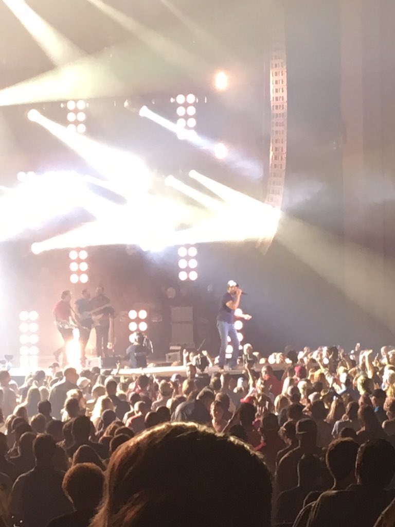 OneOldStitch's tweet photo. Great concert tonight! Very humble man! @dariusrucker https://t.co/PyzdAzQHJS