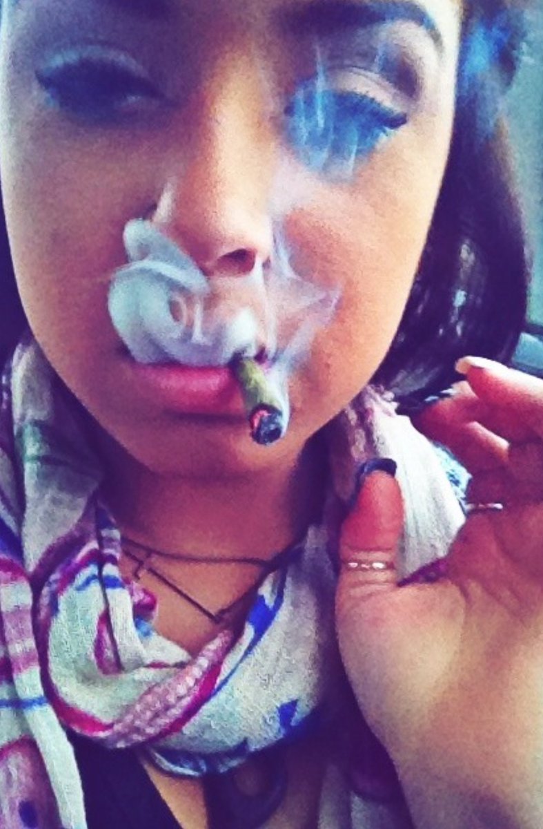 sexysmokers's tweet photo. #sexysmokers #sexylook #joint #dooby #weedgirls #weed #smoking #420 #420smokers #420girls #smokingcloseup #teen https://t.co/vZuwNeXGnx