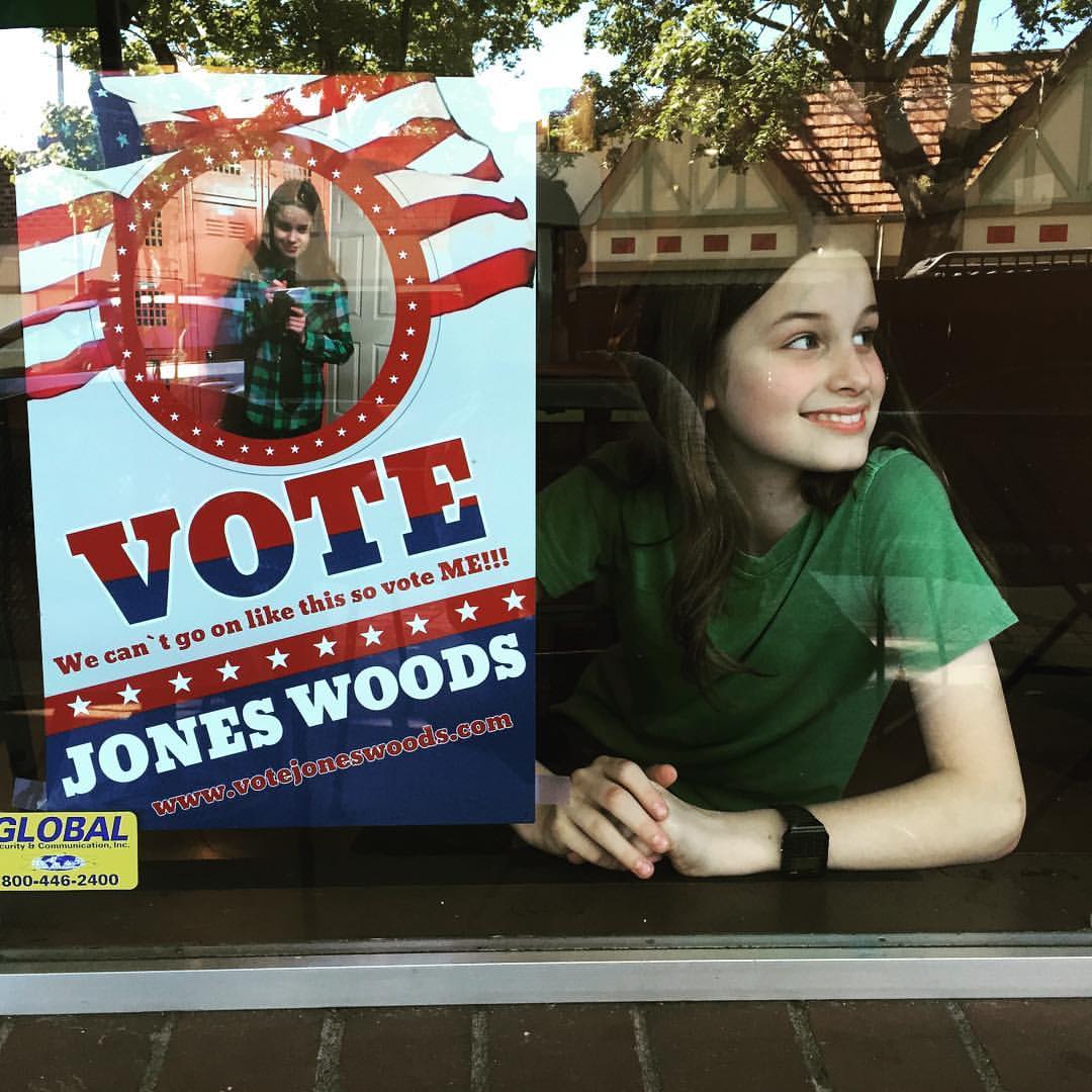 BethHanley1's tweet photo. Former Bernie supporter puts his name in the presidential race today. #VanWa #votejoneswoods #monamicafe https://t.co/L3sskRDyuA