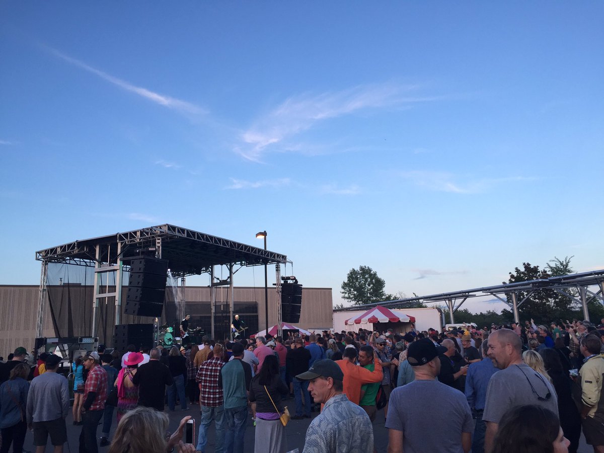 ncusick's tweet photo. Catching the end of @summitbeer's Backard Bash for their 30th b-day! #MYSAINTPAUL #Summit #BackyardBash2016 https://t.co/3tcfiI0PSW