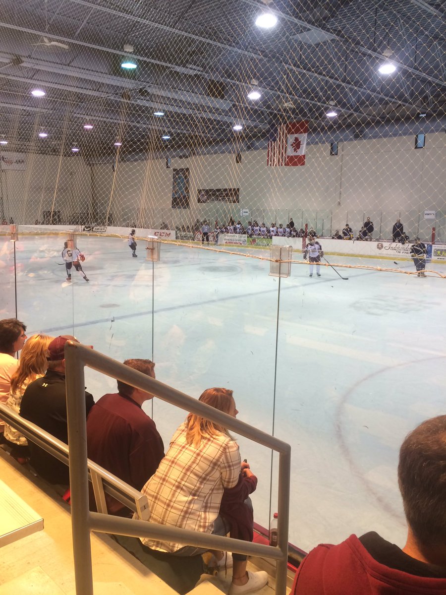 flat_raz's tweet image. Just out with some of my @MSUBearsTrackXC ladies cheerin on the guys of @MOStateIceBears lets go boys! #BearFam #🐻⤴️