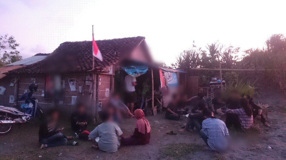 Ronda rutin di Paguyuban Kuncup Melati Mandiri Parangkusumo lawan gusuran. Berbagai kelompok gerakan gantian berjaga