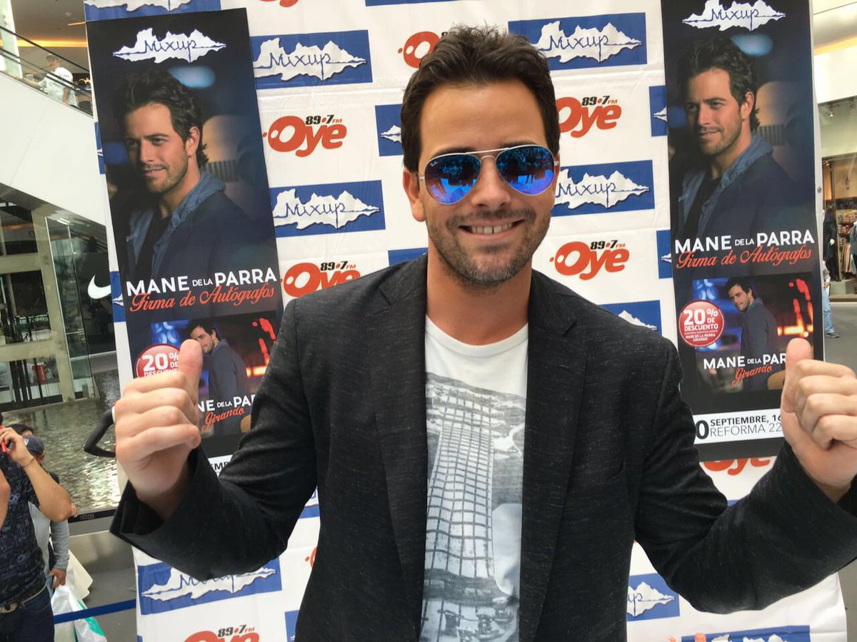 MixupTeam's tweet photo. Tarde de romanticismo en #Mixup con @manedelaparra firmando autógrafos @warnermusicmex https://t.co/MIbn8NsKVv